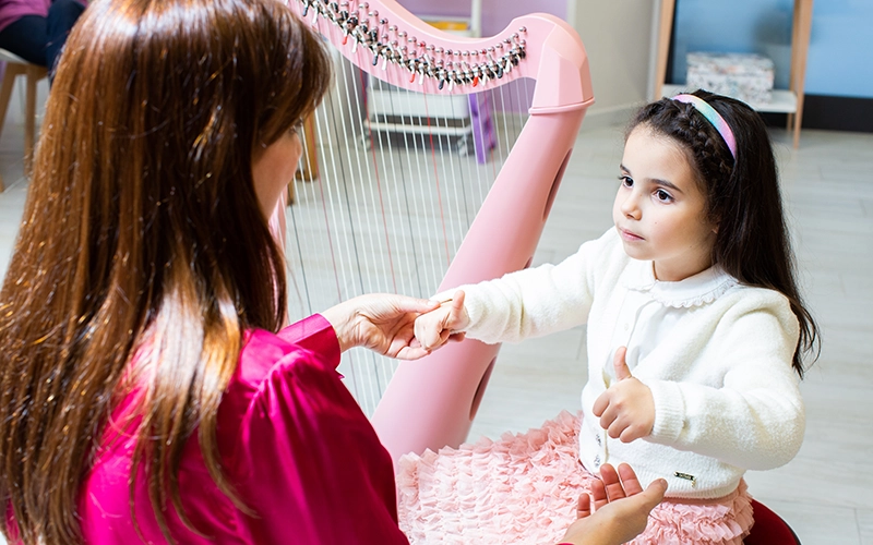 Tiziana Loi insegna a suonare l'arpa una bambina con il metodo Suzuki Arpeggiando Scuola di Musica Suzuki per bambini